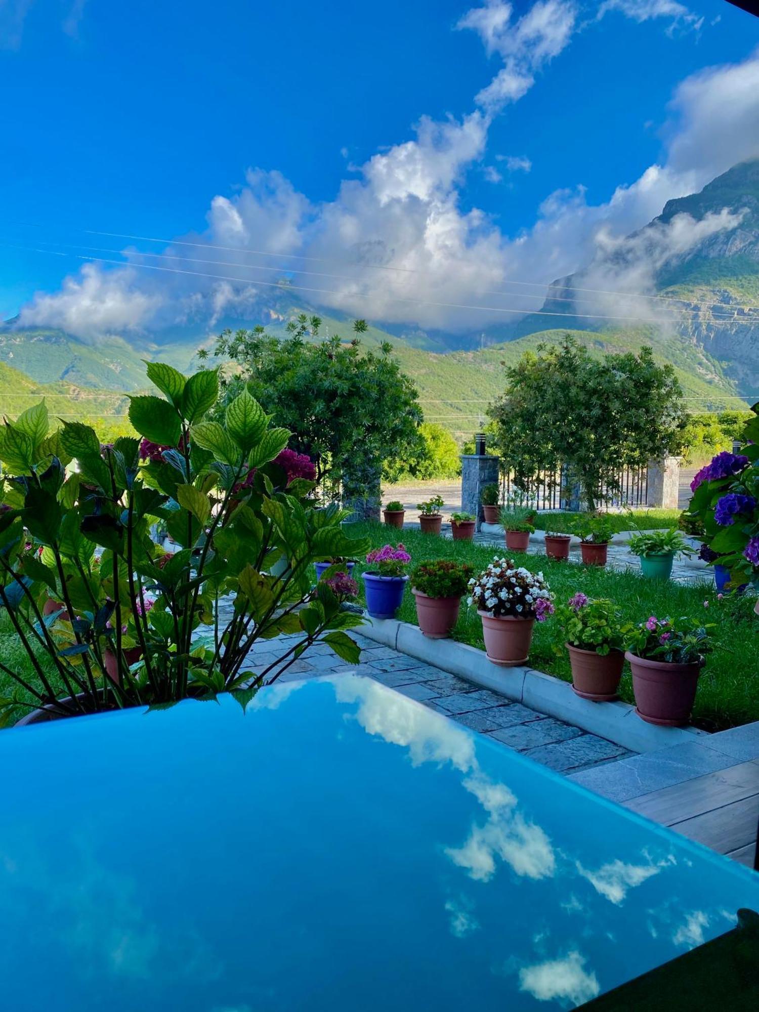 Lugina E Komanit Hotel