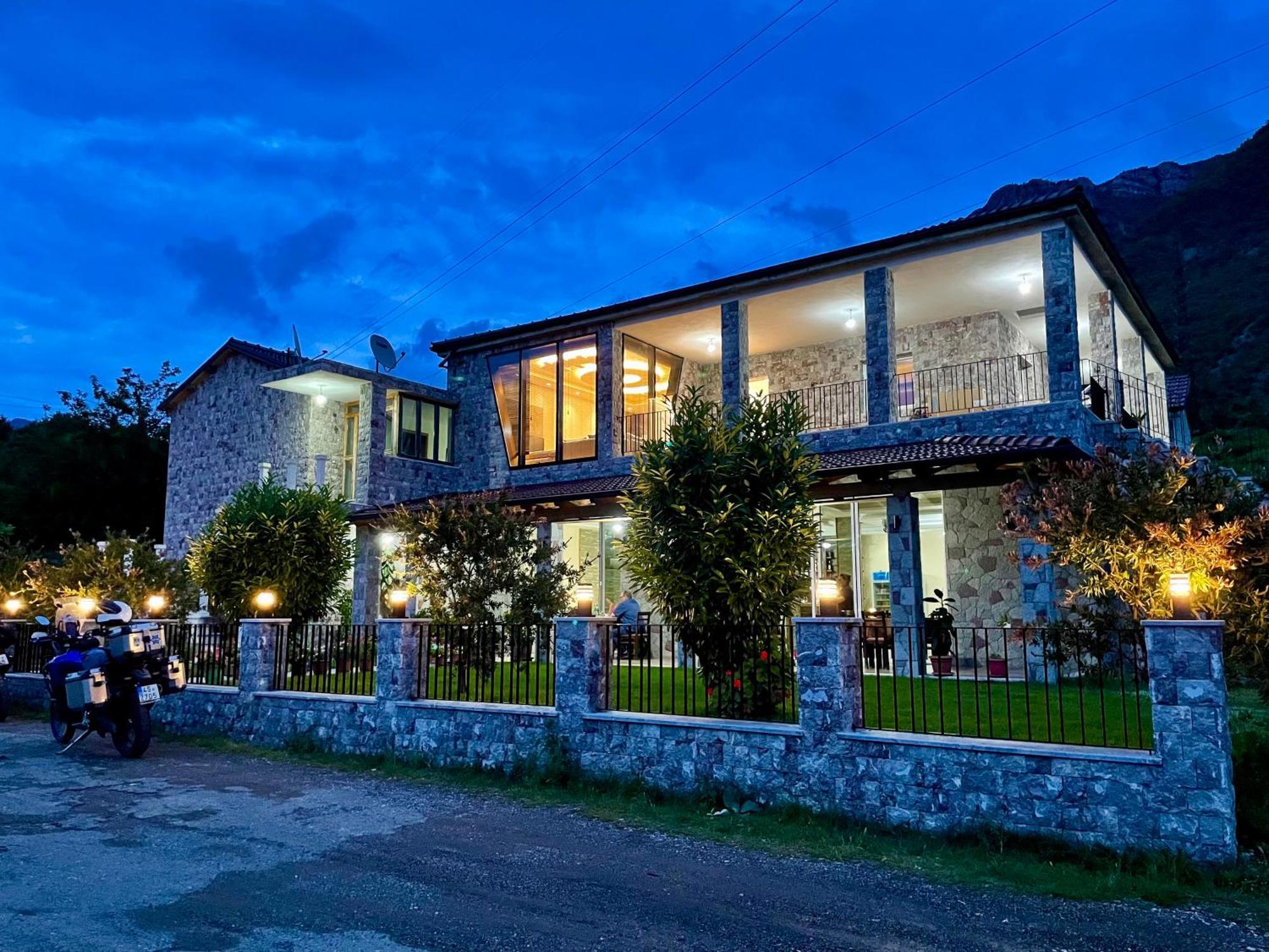 Hotel Lugina E Komanit 3*